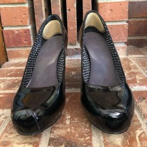Black patent madden girl pumps